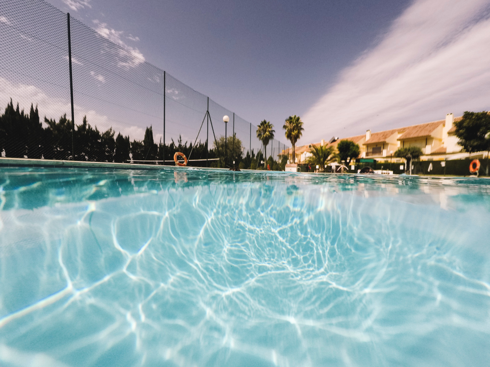 Cuidados Essenciais para Piscinas no Outono e Inverno
