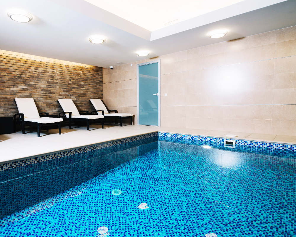 Piscina cristalina o ano inteiro: mitos e verdades sobre a limpeza